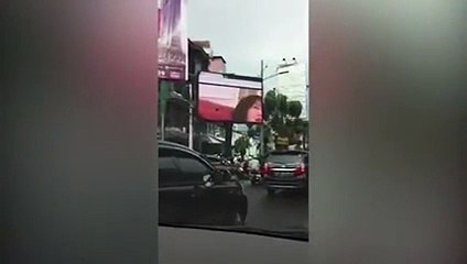 شاهدي ماذا حدث عندما بث "هاكر" فيلماً إباحياً على شاشة إعلانات ضخمة !!