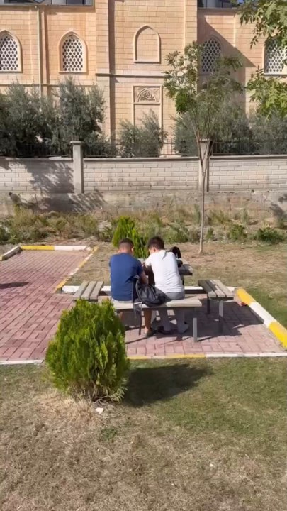 Şanlıurfa’nın Karaköprü ilçesinde belediyeye ait okuma evinde yaşanan olay, büyük tepki topladı. Okuma evine 8. sınıfın altında öğrenci alınmadığı gerekçesiyle 7. sınıfa giden iki küçük öğrenci kapıdan geri çevrildi.