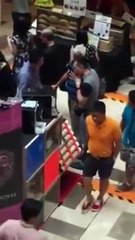 فيديو صادم.. منحرف جنسيّاً يتحرش بالسيدات كبار السن التقطته هذه الكاميرات