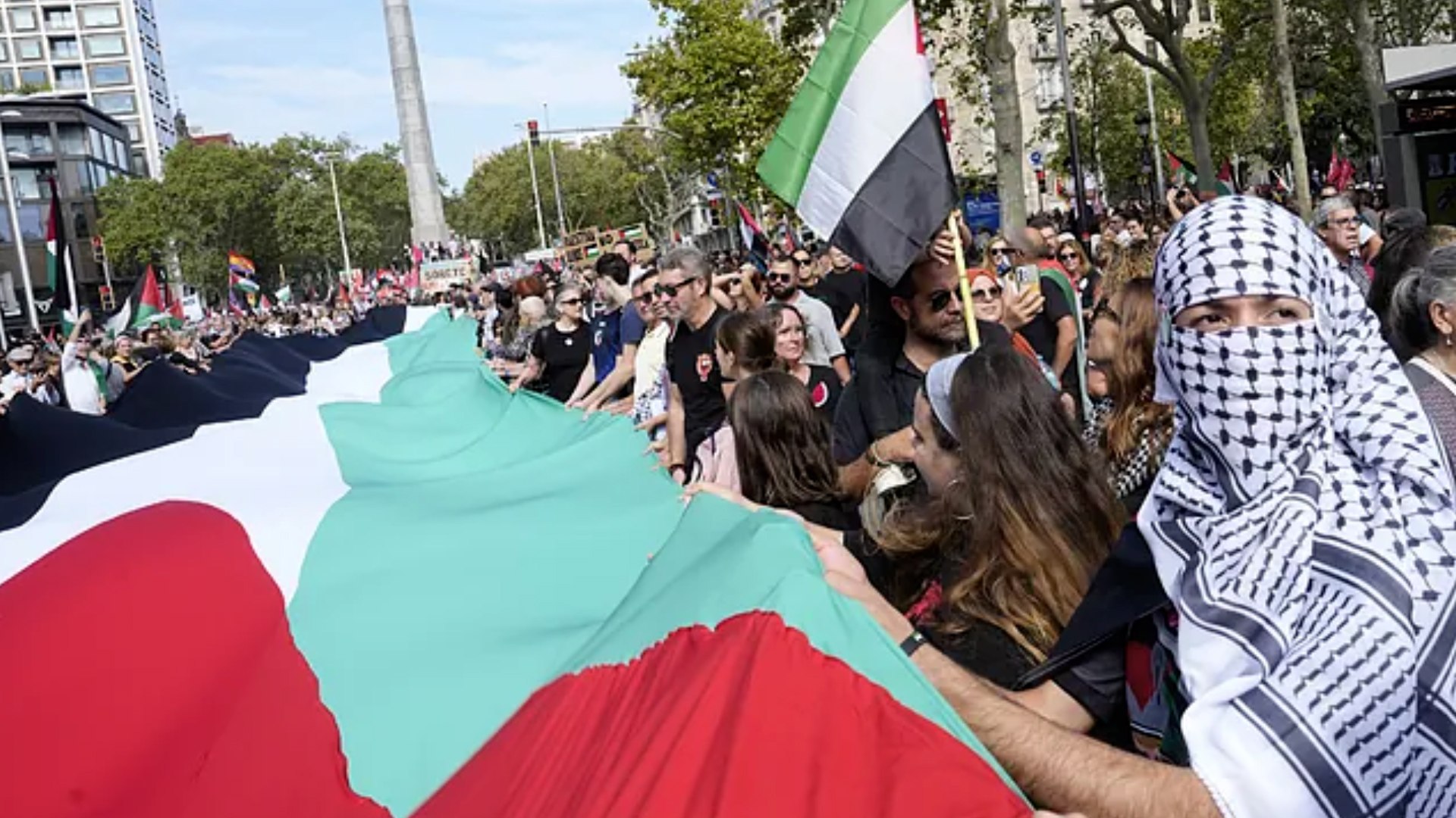 Miles de personas se manifiestan en Barcelona en apoyo a Palestina