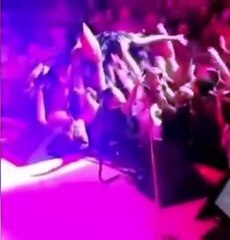 الجمهور يمزّق فستان مغنيّة على المسرح ويضعها بموقف محرج.. فماذا حدث؟!