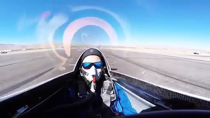 بالفيديو.. نجا من الموت بأعجوبة بعد أن مرّت الطائرة فوق رأسه وأصابت يده