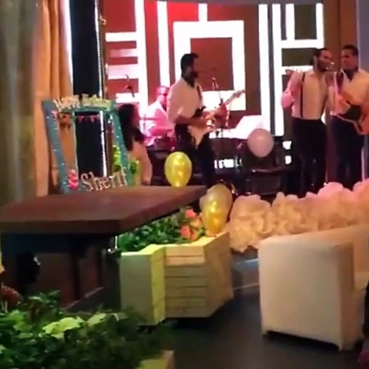 بالفيديو: شاهدي رقص هذا المذيع المصري على الطبلة برفقة زميلته على الهواء مباشرة!!