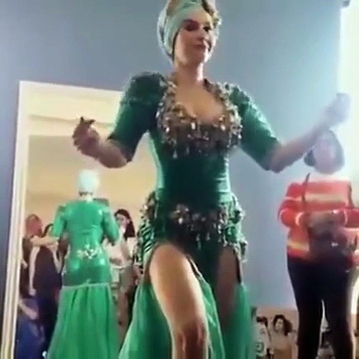 بالفيديو.. راقصة محجّبة تثير جدلاً في مواقع التواصل الاجتماعي!!