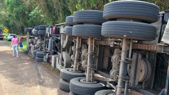 Caminhão tomba às margens da BR-277 em Cascavel