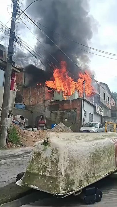 Incêndio destrói residência no Centro de Florianópolis; VÍDEO