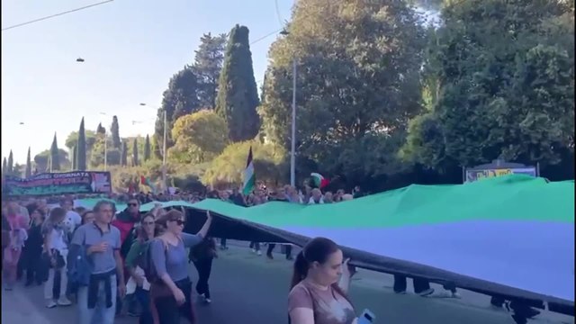Manifestazione ProPal: ecco il passaggio dello striscione «7 ottobre Resistenza»