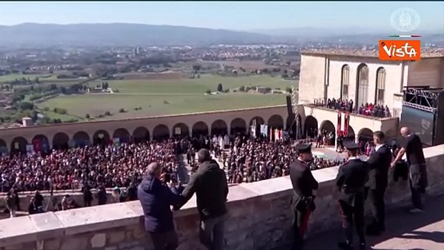 Meloni risponde a contestatore ad Assisi: Ricordo che San Francesco insegnava rispetto e ascolto