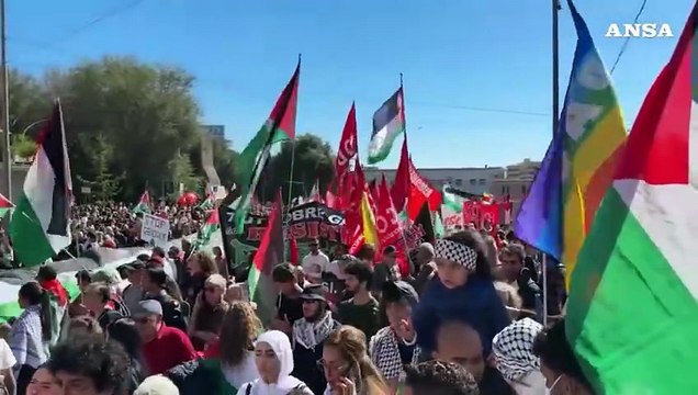 Corteo pro-Pal a Roma, decine di migliaia in piazza