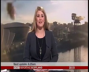 مذيعة في موقف لا تحسد عليه على الهواء مباشرة.. ماذا حدث لها؟!