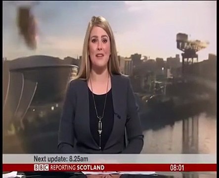 مذيعة في موقف لا تحسد عليه على الهواء مباشرة.. ماذا حدث لها؟!