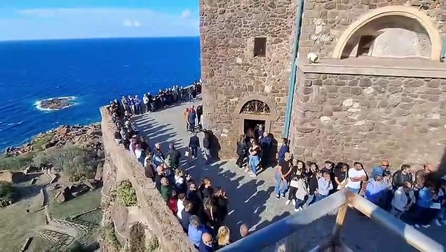 L'addio a Cinzia Pinna: silenzio e commozione ai funerali nella cattedrale di Castelsardo
