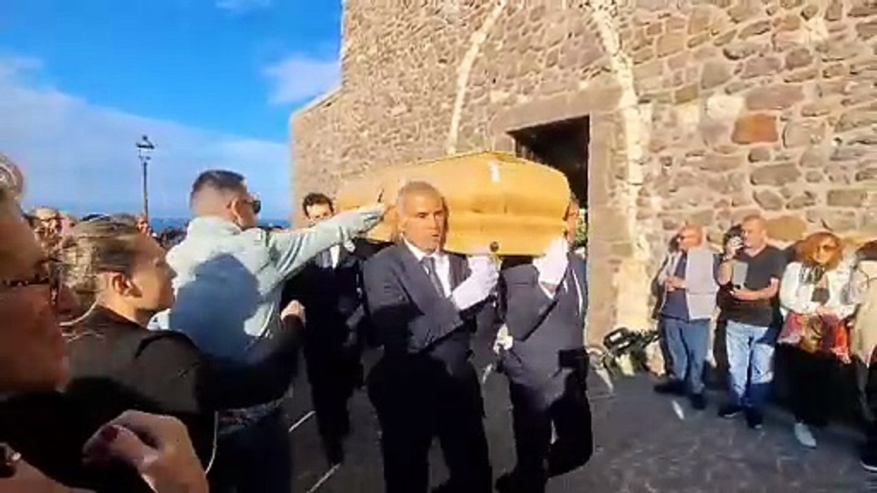 A Castelsardo l'ultimo saluto a Cinzia Pinna: "Imploriamo giustizia per la nostra compaesana"