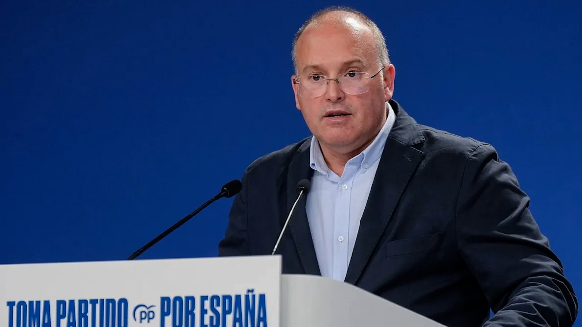 El secretario general del Partido Popular, Miguel Tellado, ha exigido la convocatoria inmediata de elecciones generales tras conocerse un informe de la UCO (Unidad Central Operativa de la Guardia Civil) que revela presuntos pagos en met�lico a dirigentes y militantes del PSOE. Seg�n el informe, sobres con grandes cantidades de dinero circulaban en la sede de Ferraz, sin un origen claro, pero con un destino ya identificado: Jos� Luis �balos y su exasesor Koldo Garc�a.

Tellado, en rueda de prensa desde la sede del PP en G�nova 13, ha calificado los hechos como "la voladura descontrolada de toda una era: la era de Pedro S�nchez". Subray� que ning�n gobierno europeo podr�a sostenerse tras una revelaci�n de esta magnitud.

El dirigente popular denunci� que estos pagos no coinciden con la contabilidad presentada por el PSOE ante el Tribunal Supremo, lo que podr�a suponer un grave caso de financiaci�n irregular o incluso corrupci�n pol�tica.

Desde el PP, se insiste en que este esc�ndalo marca un antes y un despu�s, reclamando transparencia, responsabilidades pol�ticas inmediatas y una respuesta democr�tica: que los ciudadanos decidan en las urnas.