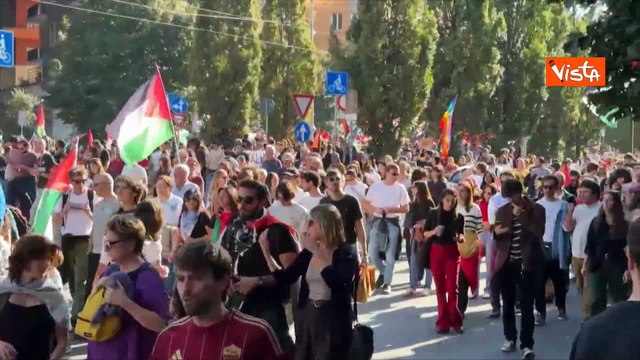 Bandiere della Palestina sventolano al corteo pro Gaza a Roma