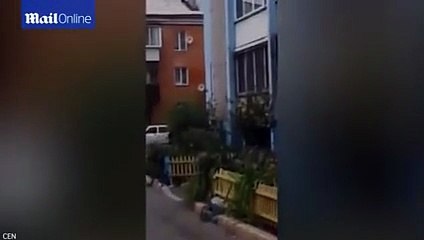 لن تصدقي ماذا فعل هذا الشاب بعد أن تركته حبيبته؟!.. فيديو