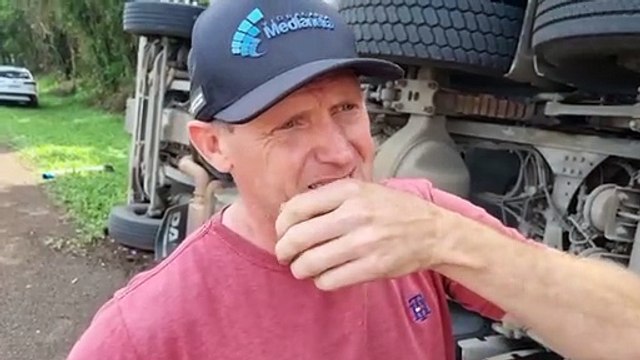 Não sei se o cara queria se matar ou o que que deu com o loco , desabafa caminhoneiro após tombamento na BR-277 em Cascavel