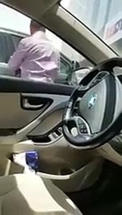 أم وابنها يوثقان لحظة سرقة أكثر من 60 ألف ريال من إحدى السيارات بالرياض