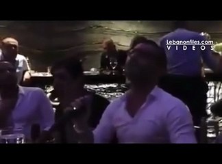 شاهدي لماذا انتفض وائل كفوري ورمى الميكروفون أثناء غنائه؟.. فيديو