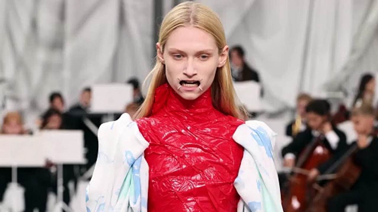 Maison Margiela PE 2026, tra volti anonimi e abiti metamorfici