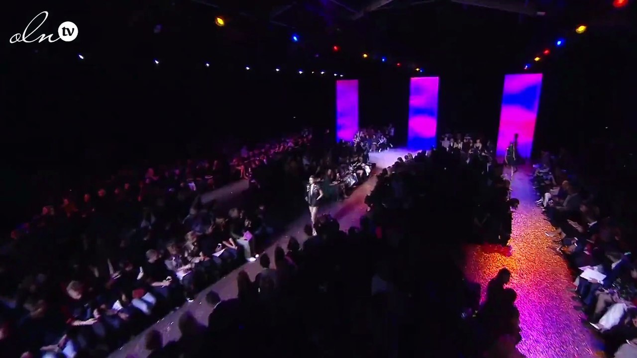 إيلي صعب يعيدنا إلى العصر الذهبي للديسكو في مجموعة ربيع 2017