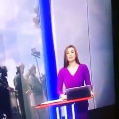 فيديو..موقف مضحك ومحرج تعرضت له مذيعة على الهواء مباشرة