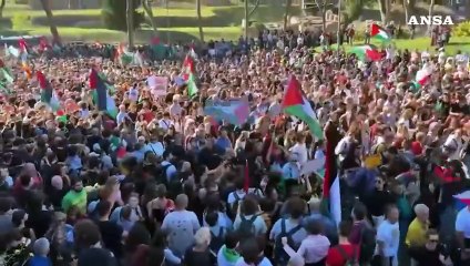 Palestina, corteo sfila al Colosseo cantando "Bella ciao"