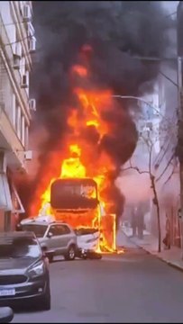 Ônibus com 55 estudantes pega fogo em Porto Alegre após falha nos freios