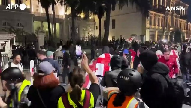 Voto locale in Georgia, manifestanti tentano di entrare nel palazzo presidenziale