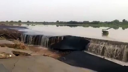 فيديو.. سيول جازان تطيح بالطرق وتعزل بعض القرى في المنطقة