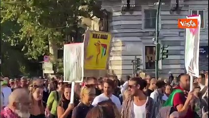 "Kill Bibi", il cartello contro Netanyahu con la Sposa di Tarantino al corteo pro Gaza a Roma