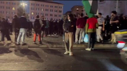 Corteo ProPal, anarchici fermati dalla polizia: idranti in azione
