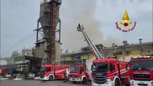 Ravenna, il video dell'incendio alla Versalis: le fiamme in un capannone e l'alta colonna di fumo nero