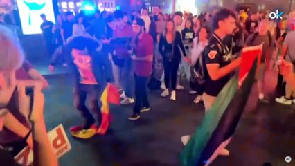 Manifestantes rompen una bandera de España