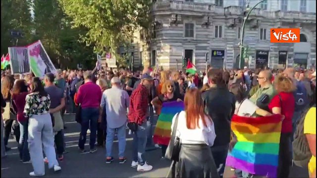 La fetta di cocomero, diventata simbolo della Palestina, sfila al corteo pro Gaza a Roma
