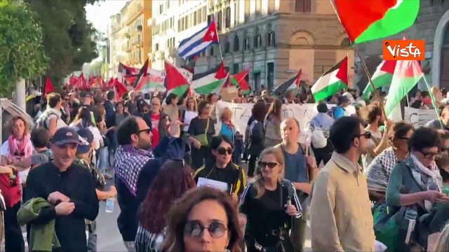 Morte al sionismo, Gaza arriviamo , gli striscioni al corteo per la Palestina a Roma
