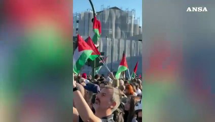 Corteo a Roma, barche e striscioni per la Flotilla