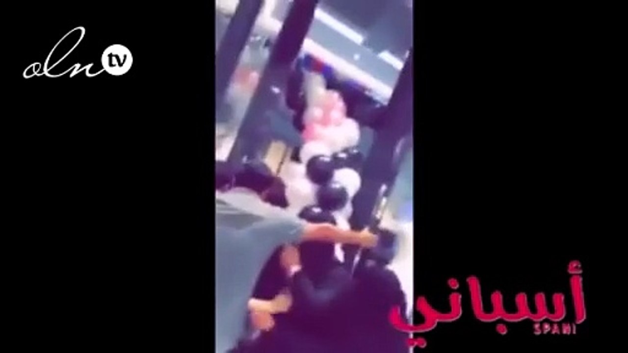 بالفيديو.. إحدى مشاهير "سناب شات" تتسبب في فوضى أمام مول بالسعودية!