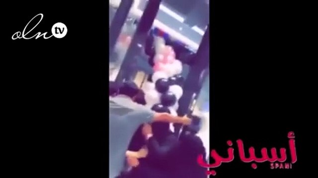 بالفيديو.. إحدى مشاهير سناب شات تتسبب في فوضى أمام مول بالسعودية!