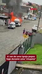 Van de igreja pega fogo fazendo “chupeta”