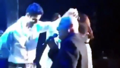 بالفيديو- 5 شبان يقتحمون حفل نجوى كرم ويُفاجئون الحاضرين