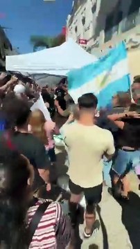 Tensión en Santa Fe: la Policía Federal detuvo a cinco manifestantes tras incidentes en la partida de Milei