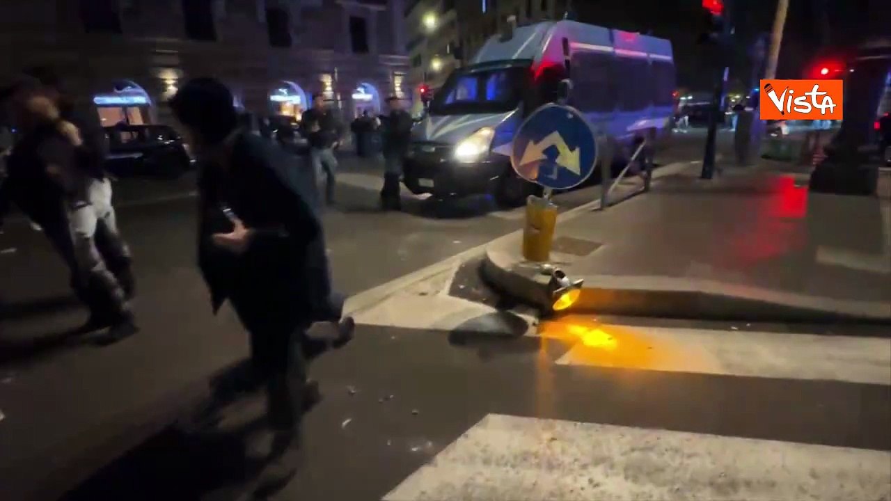 Guerriglia urbana a Roma dopo corteo pro Gaza, in strada vetri rotti, segnali divelti e petardi
