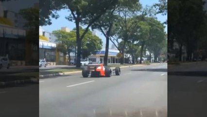 Homem é flagrado dirigindo réplica de Fórmula 1 pelas ruas de Maringá