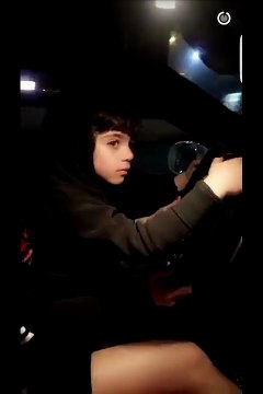 بالفيديو- إبن قمر يقود سيارتها الفيراري بسرعة جنونية!