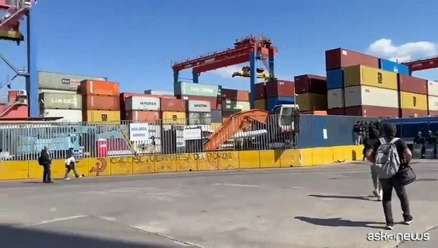 Sciopero, il corteo a Napoli: incursione dei manifestanti in porto
