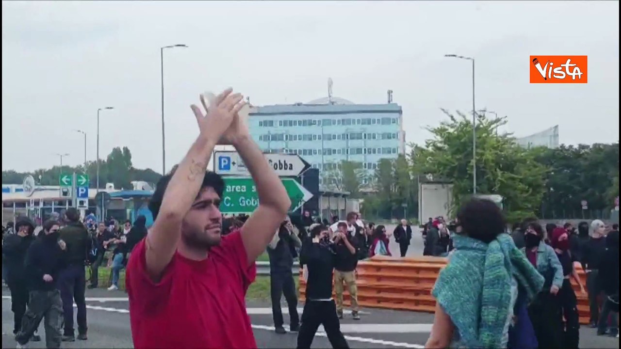 Corteo pro Gaza sulla Tangenziale Est a Milano,...