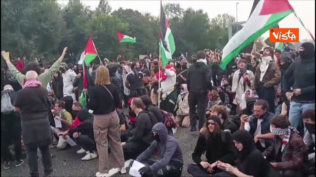 Corteo pro Gaza in Tangenziale Est a Milano, i manifestanti cantano Bella ciao
