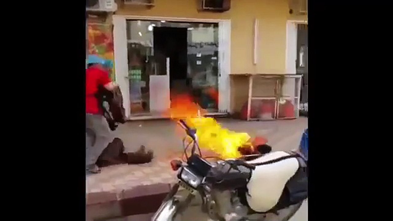 عاملان يطفئان أنبوبة غاز مشتعلة يشعل فيس بوك