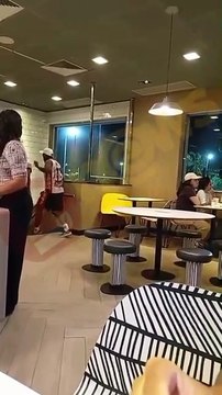 Homens trocam socos, chutes e xingamentos em unidade de fast-food em Salvador